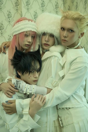 XLOV – 1st MINI ALBUM - UXLXVE (O Ver.) - Image 4